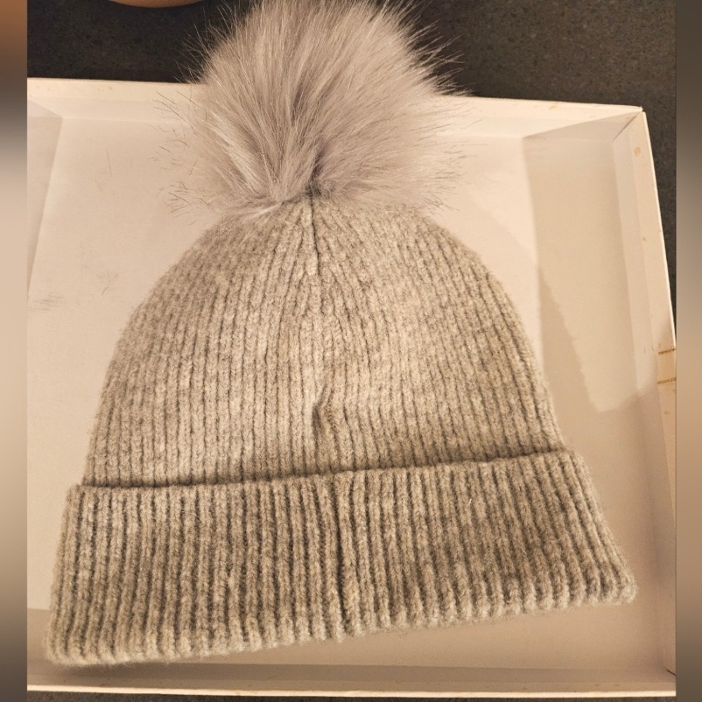 Gray knit soft beanie with pompom unworn new womens Aldo